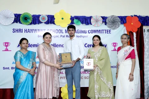 Award handover to a student at the academic excellence ceremony
