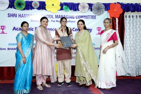 Award handover to an HSMC student at the BDRKA auditorium
