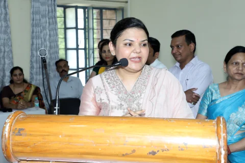 Mrs. Madhuri Singhal addressing the audience from the podium